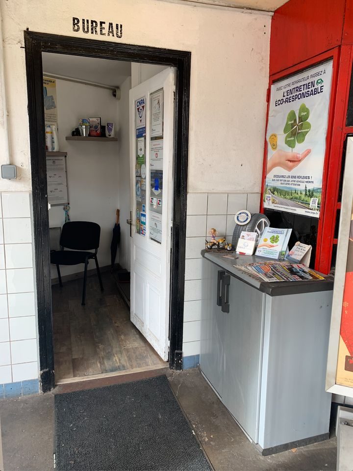 La porte du bureau du garage